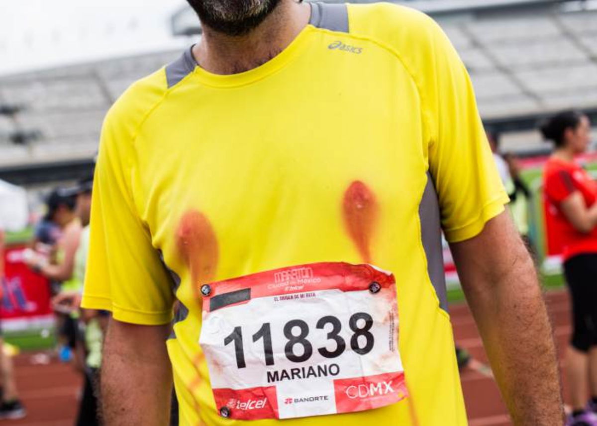 Corredor con pezones sangrados