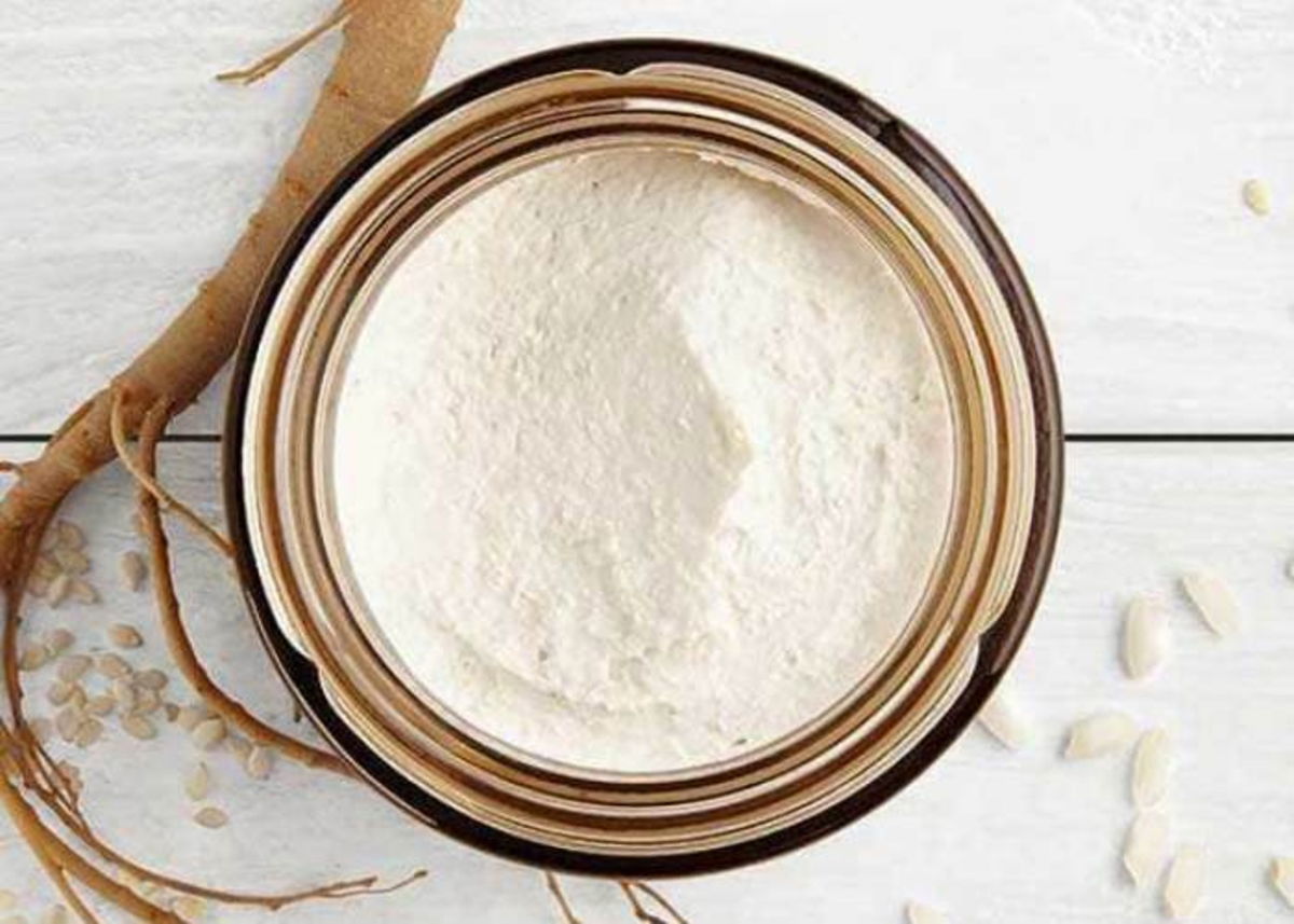 Ginseng en frasco y raíz