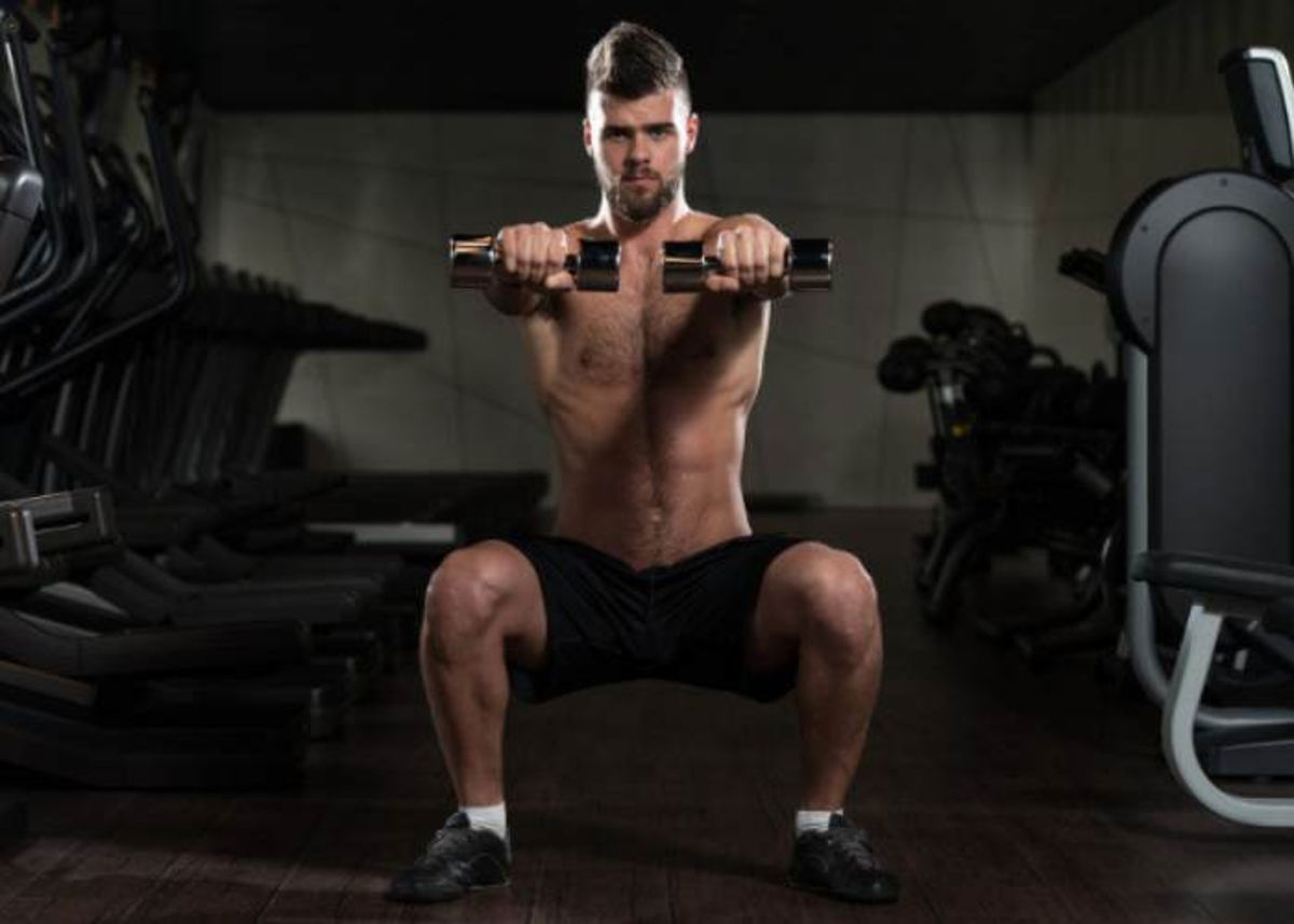 Hombre con mancuerna