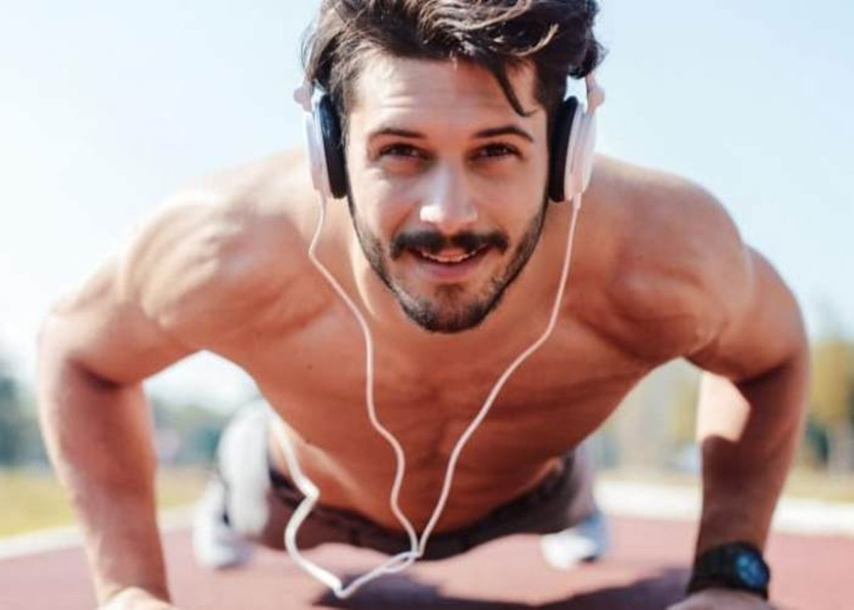 Hombre ejercitándose con audífonos