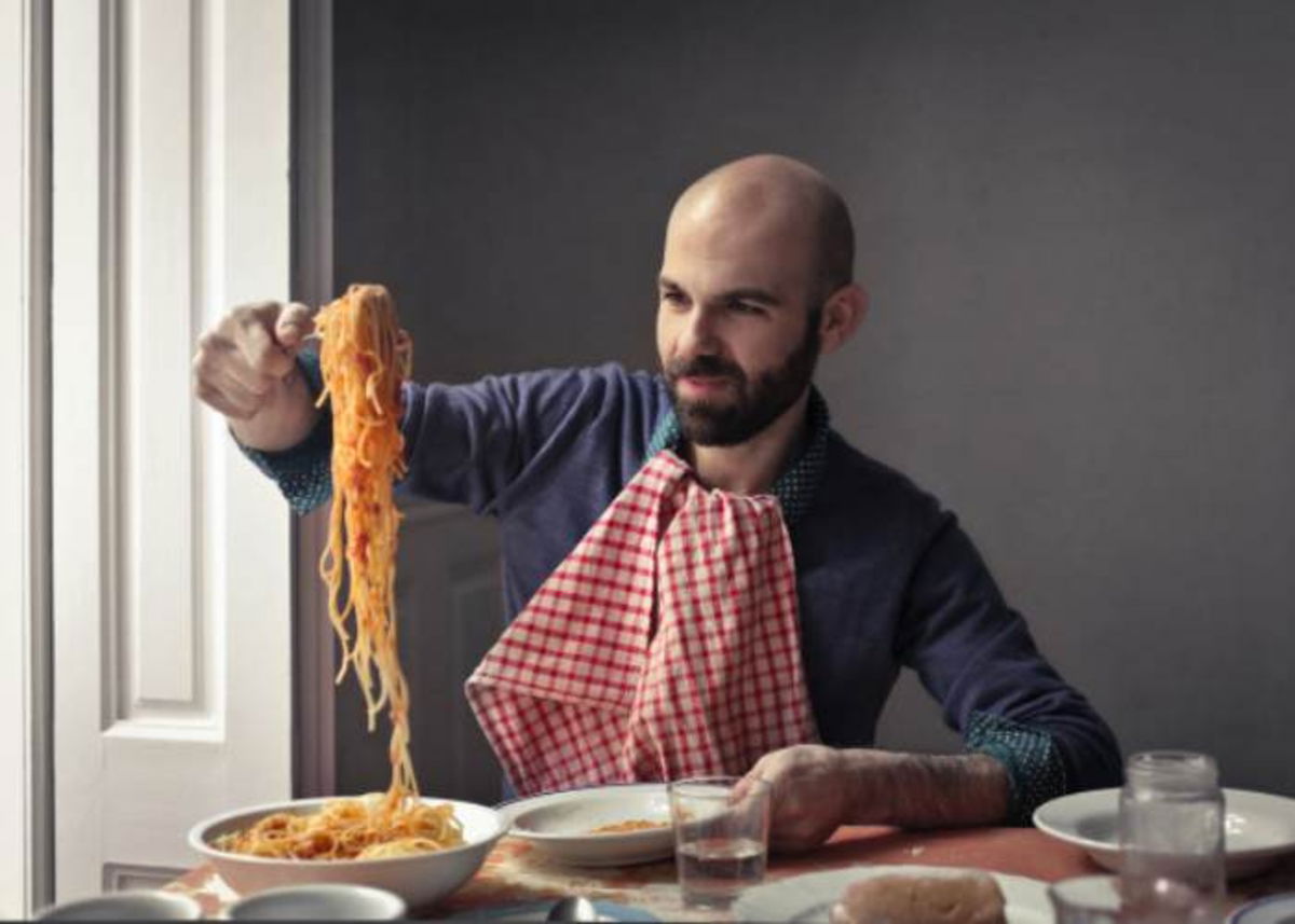 Hombre sirviendo comida