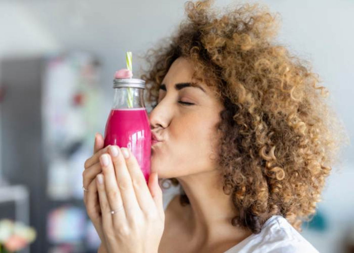 Mujer-besando-una-botella