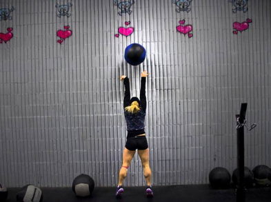 Cómo hacer los lanzamientos de balón en CrossFit