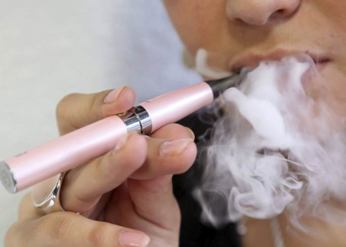 Persona con cigarillo electrónico