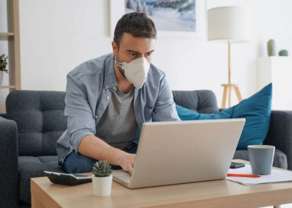 Persona trabajando en casa