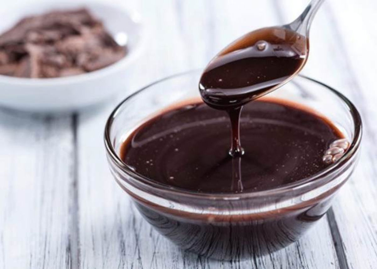 Tazón con salsa de chocolate