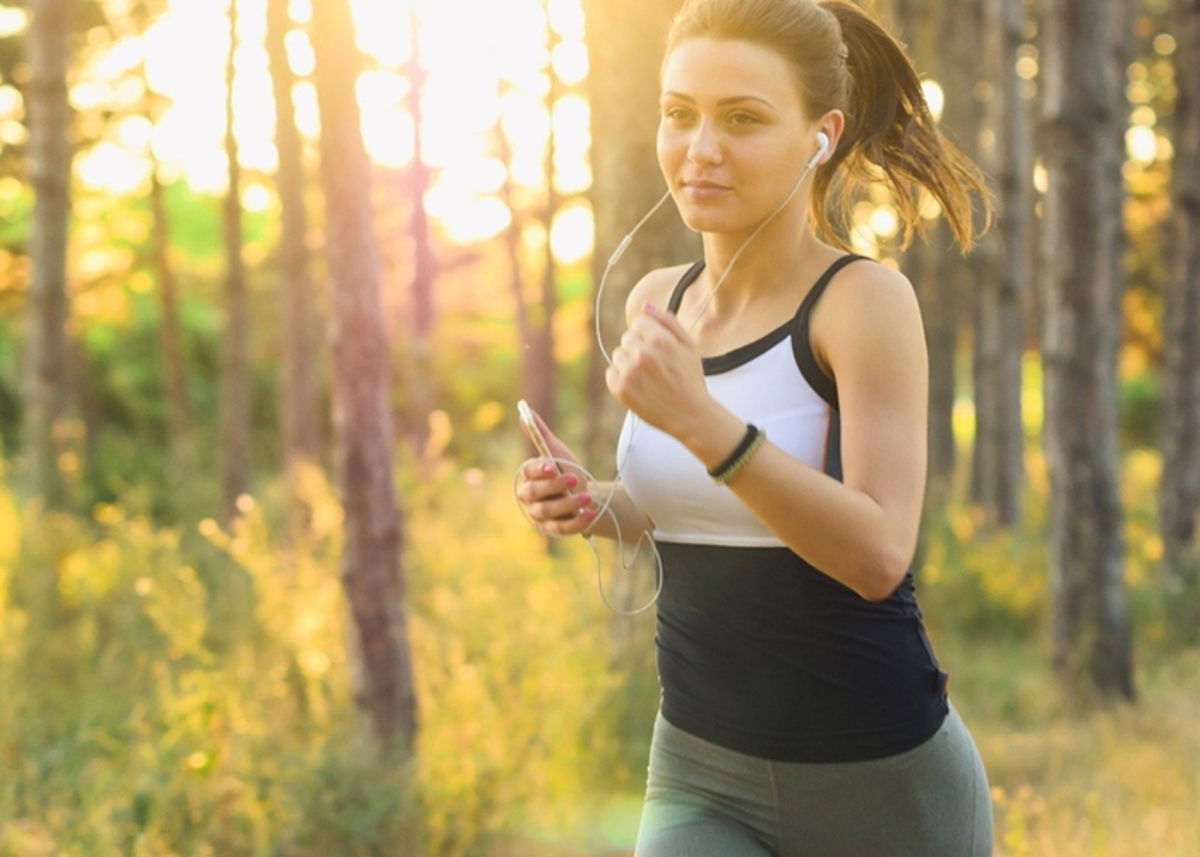 Mujer corriendo con auriculares