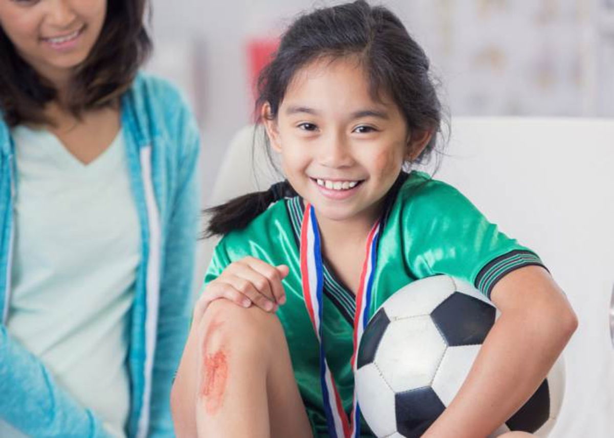 Niña con raspón pierna