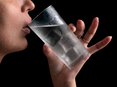 ¿El beber agua fría puede resultar perjudicial?