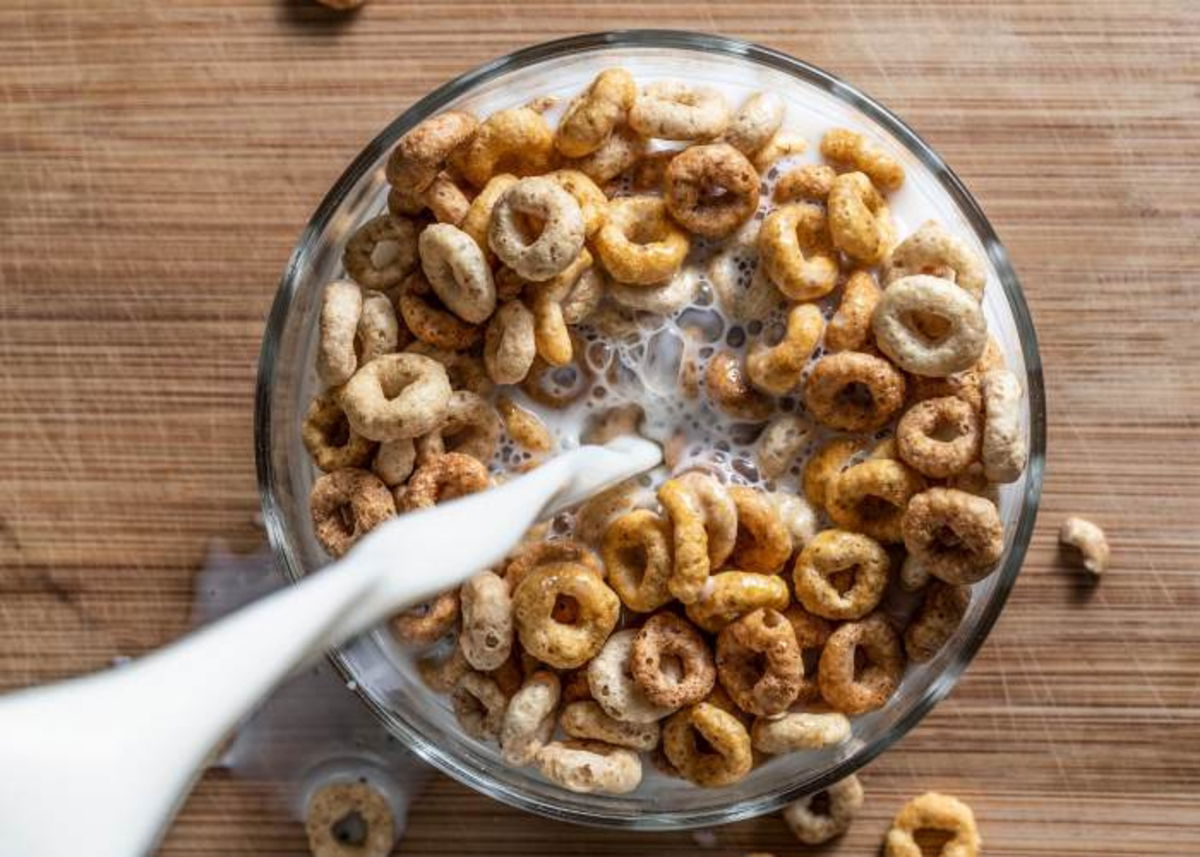 Tazn-con-cereal-y-leche