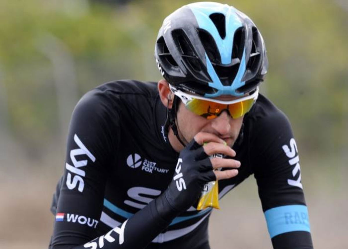 Deportista tomando gel