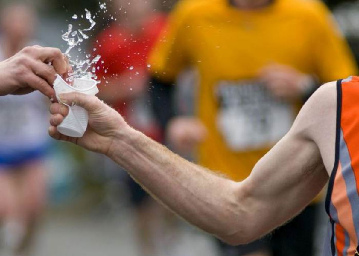 Deportista tomando vaso
