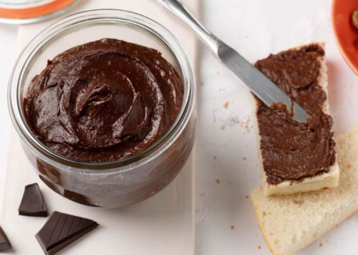 Frasco con salsa de dátiles y chocolate