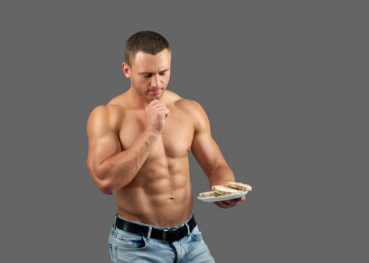 Hombre con plato de pan