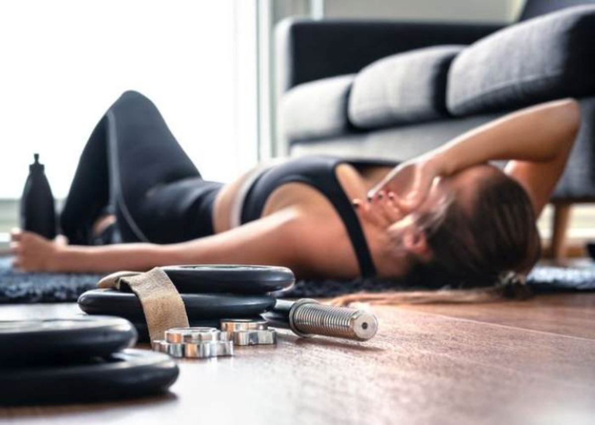 Mujer cansada de ejercitarse