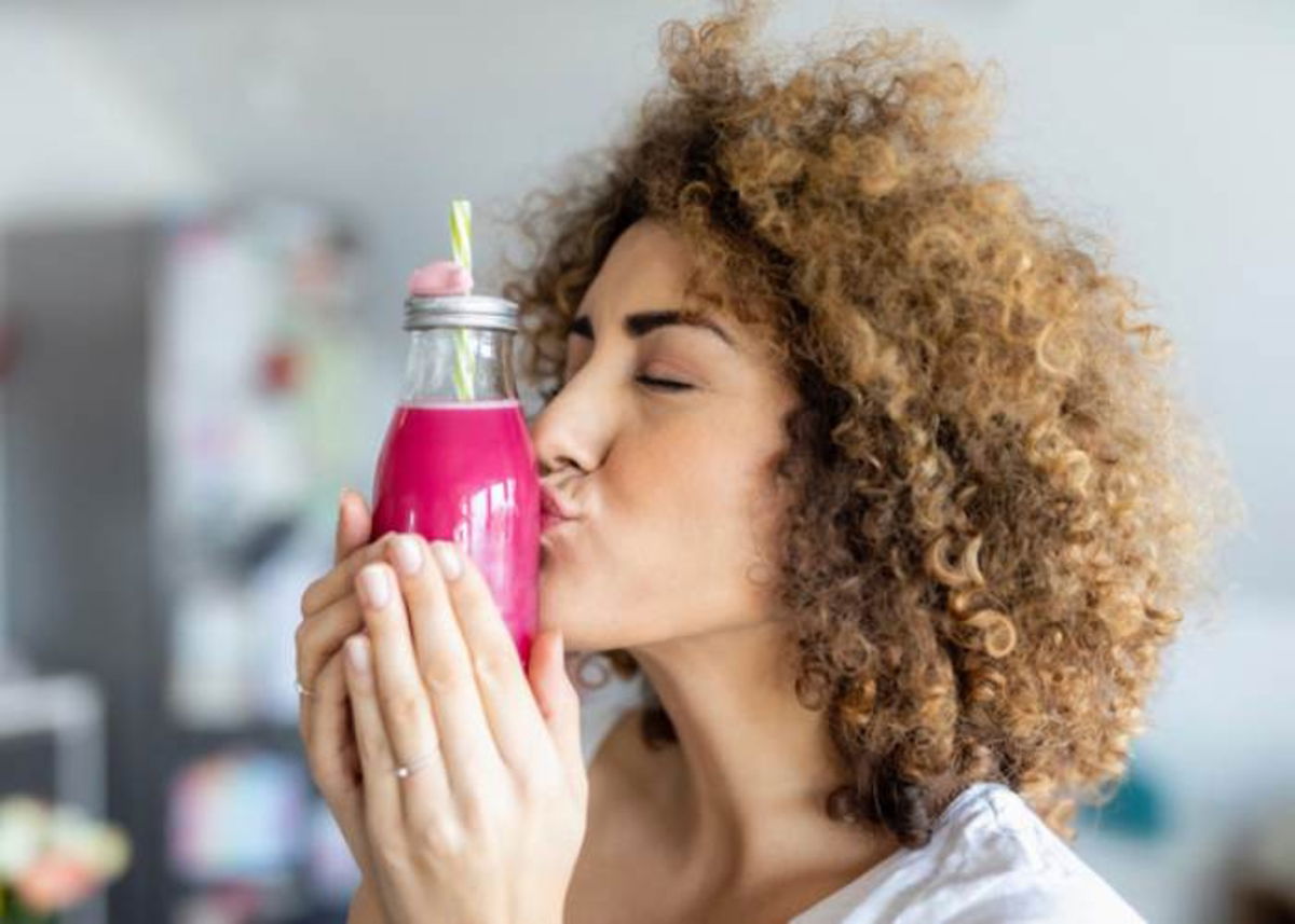 Mujer con besando botella