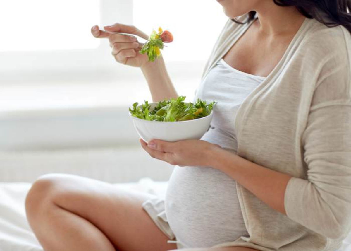 Mujer embarazada comiendo