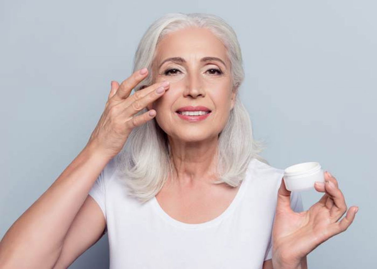 Mujer mayor con crema