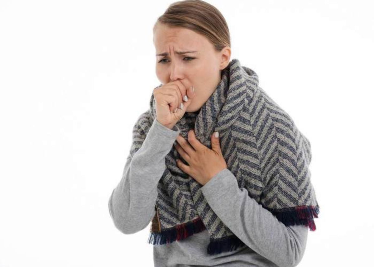 Mujer tosiendo