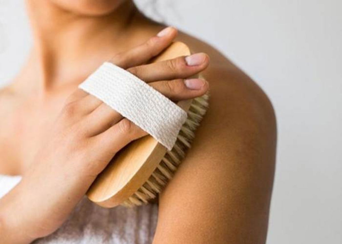 Persona cepillando cuerpo