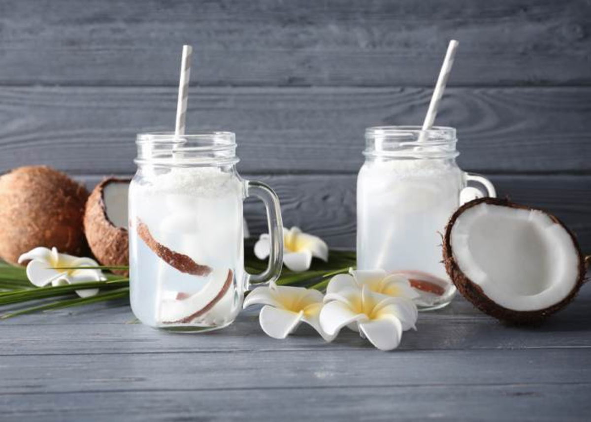 Vasos-con-agua-de-coco