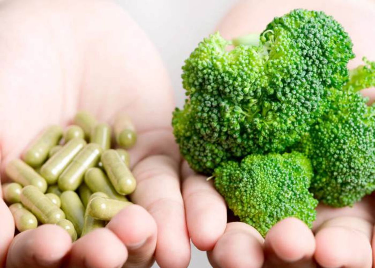 Mano-con-suplementos-y-alimento