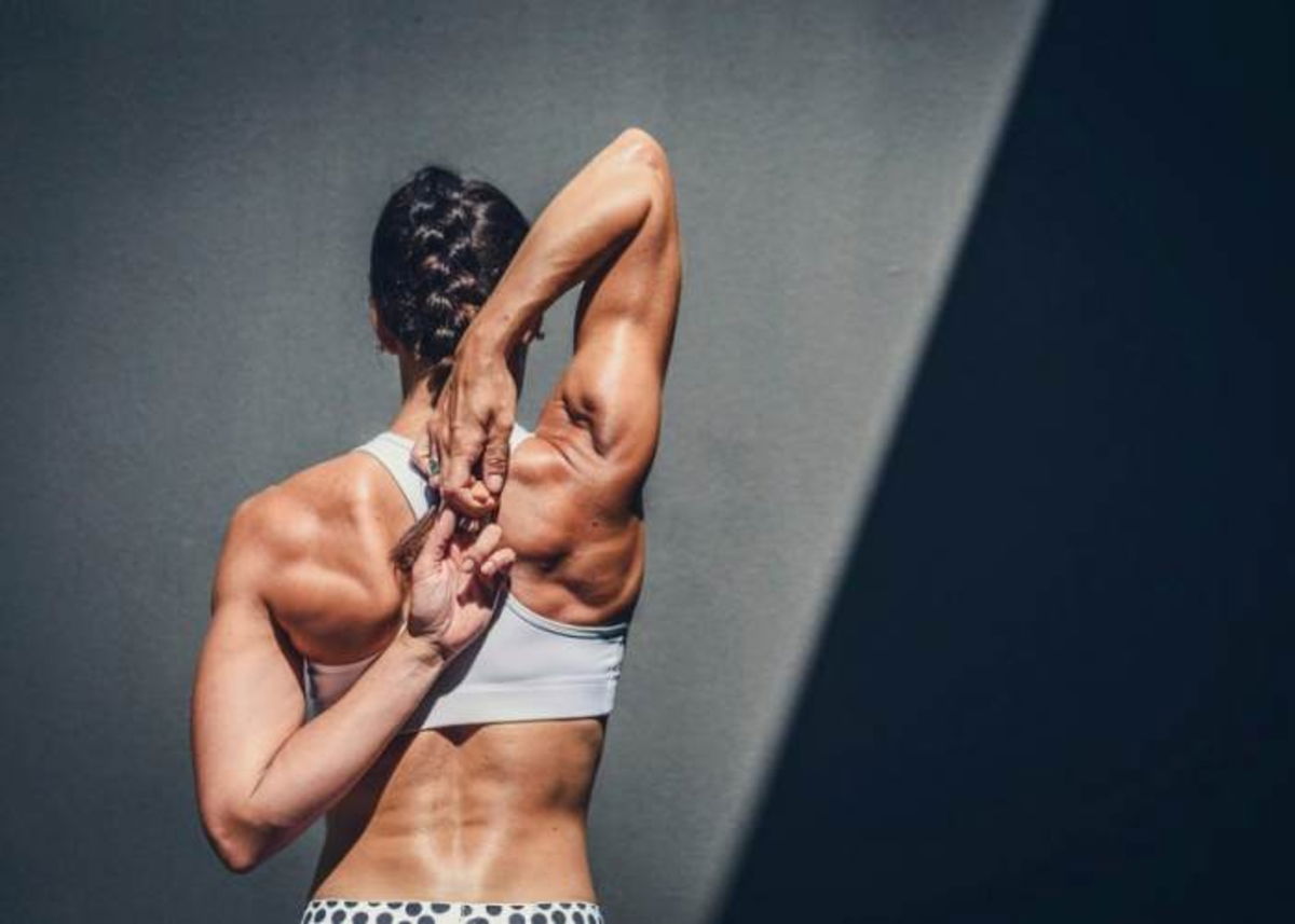 Mujer con brazos atrás