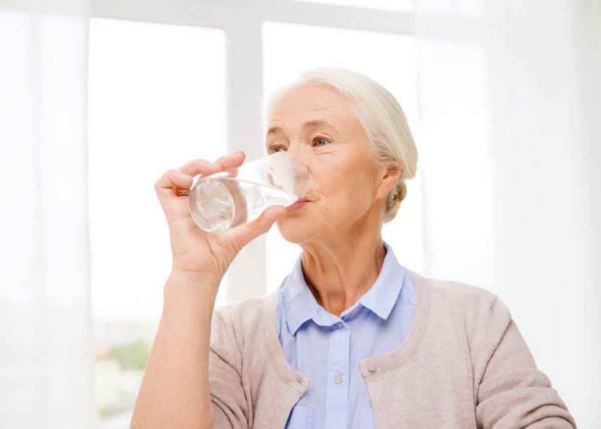 Mujer tomando agua