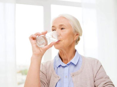 Riegos tras la deshidratación de adultos mayores