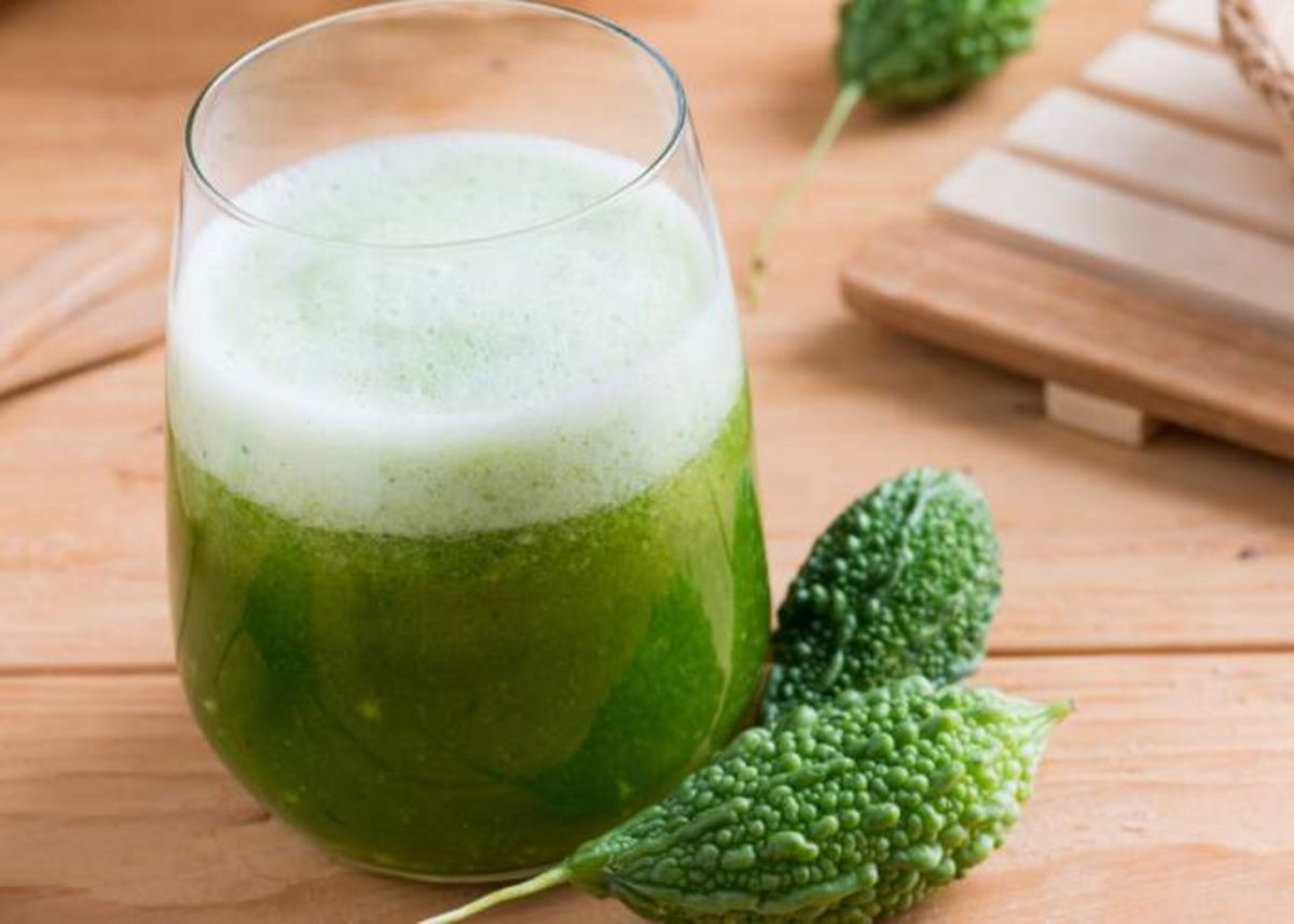 Vaso con zumo melón amargo