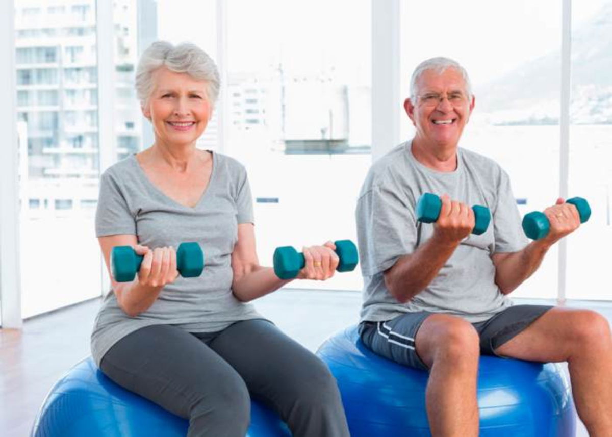 Adultos mayores ejercitándose