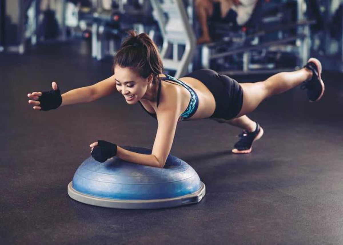 Mujer en coordinación con pelota bosú