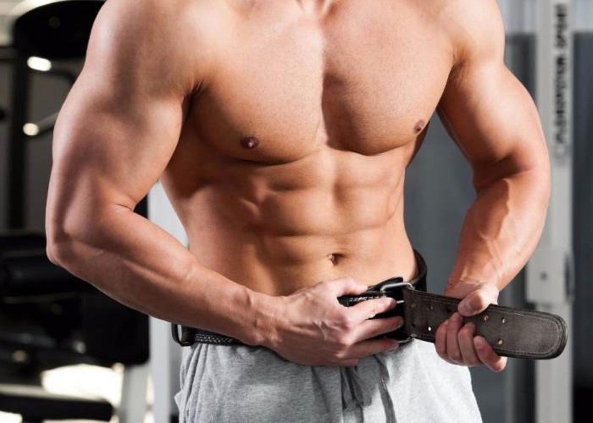 Persona con cinturón lumbar