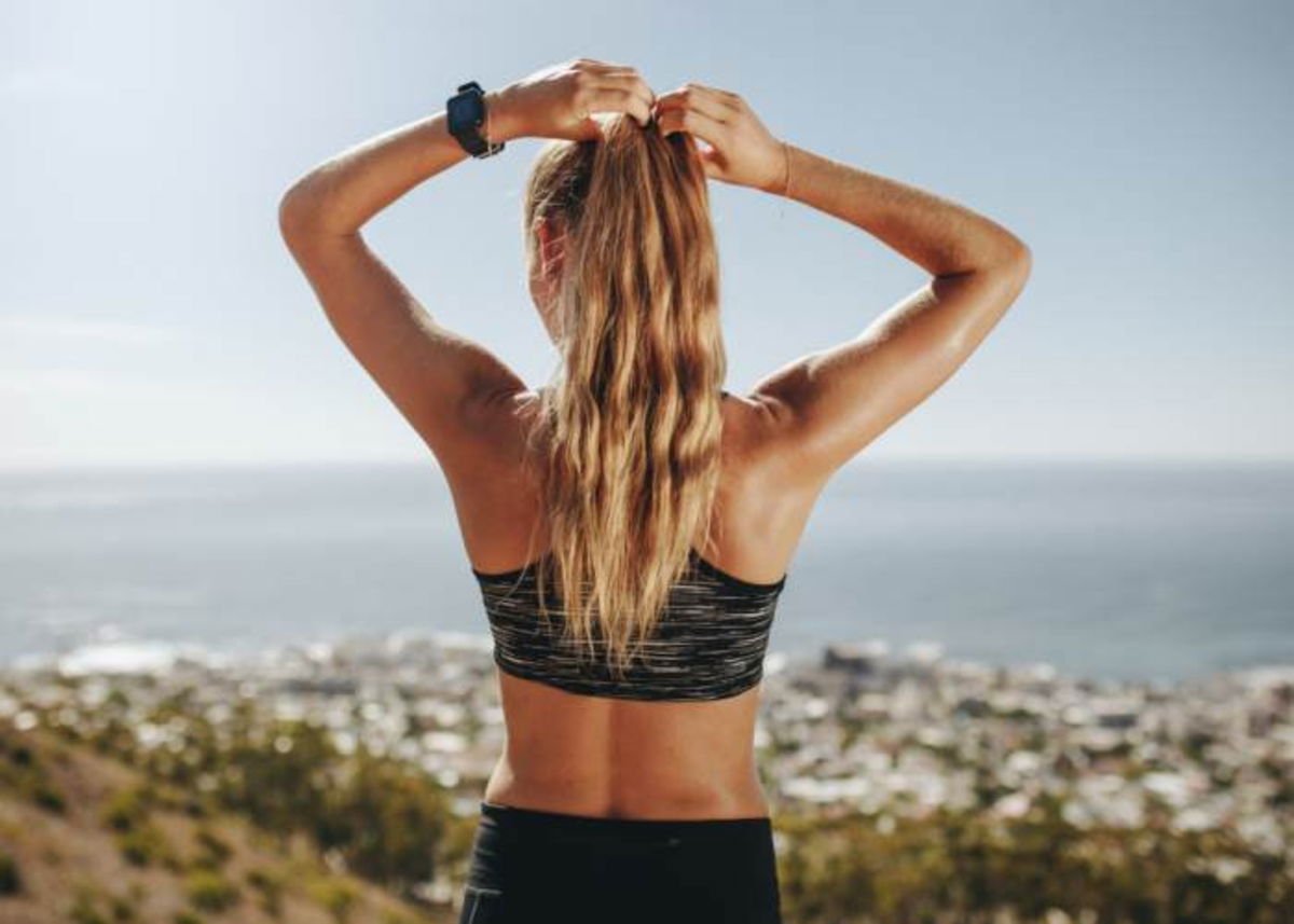 Deportista tomando cabello