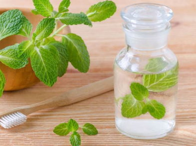 Evita el mal aliento con estos enjuagues naturales