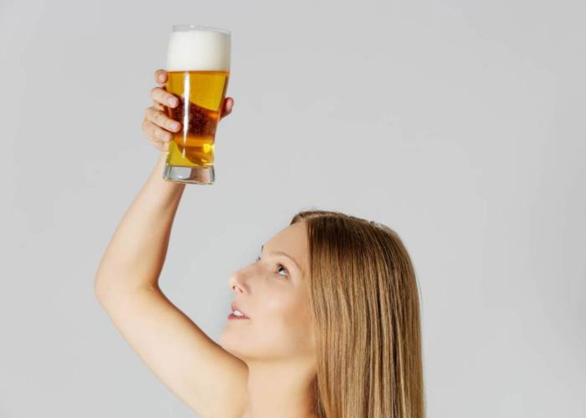 Mujer tomando vaso cerveza