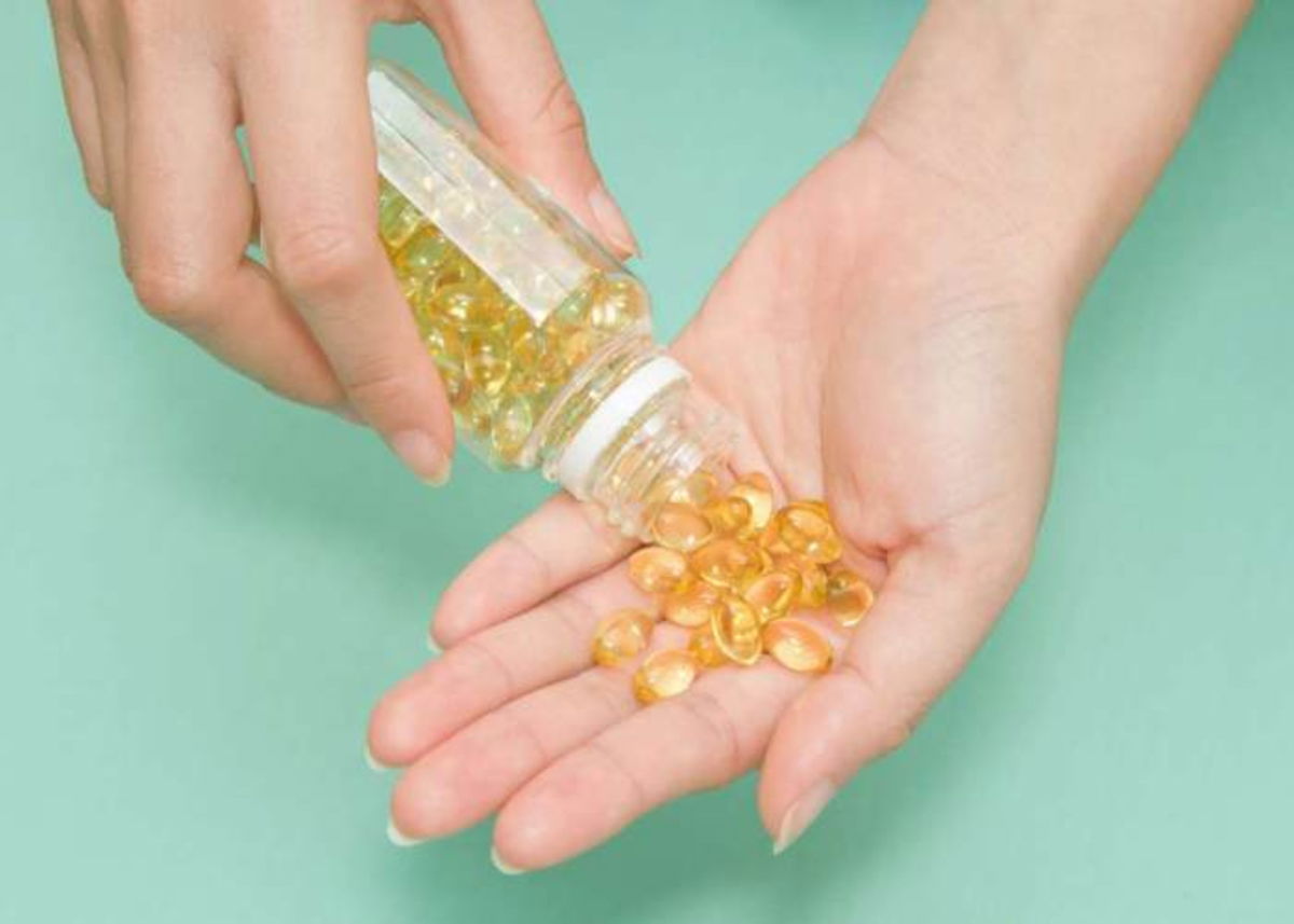 Persona con cápsulas de vitamina E