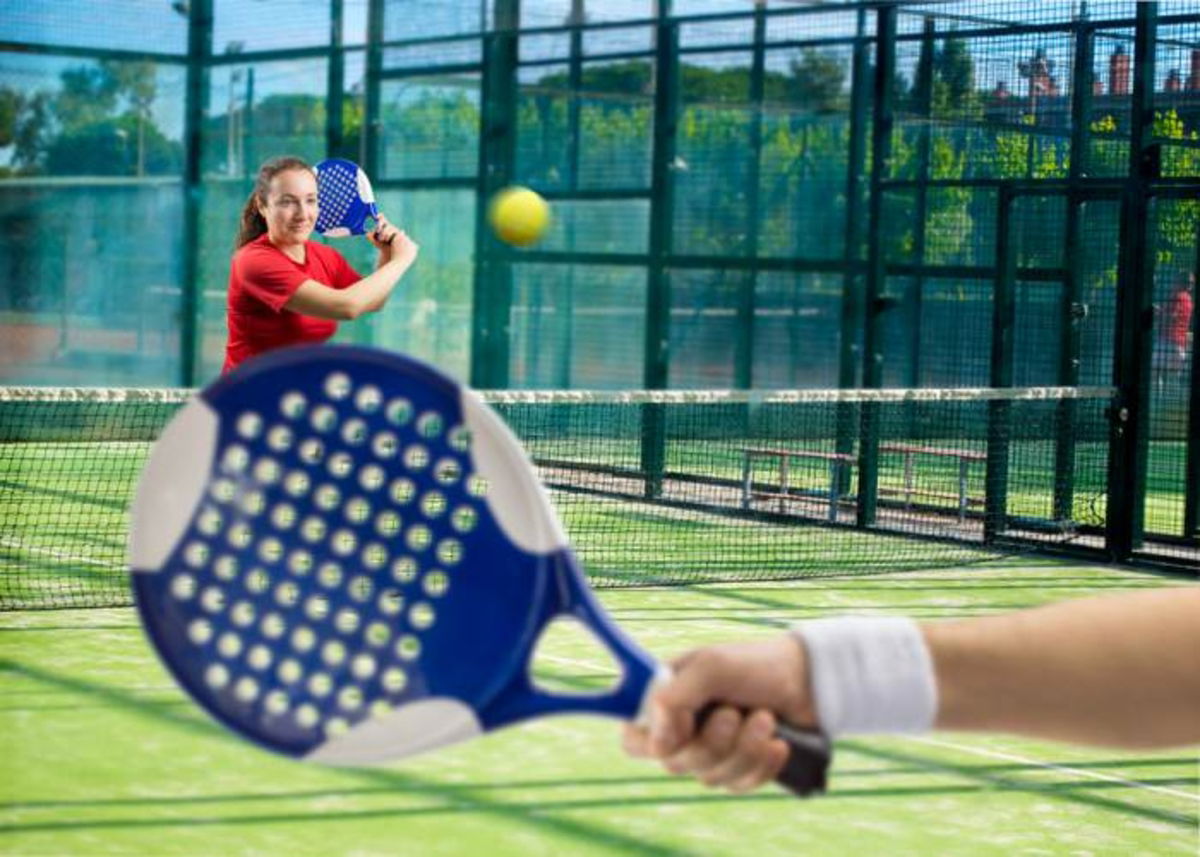 Personas realizando pádel