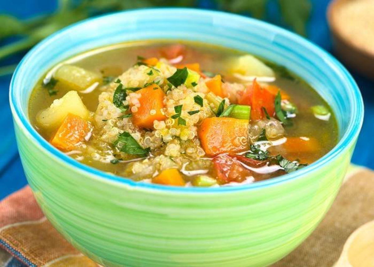 Plato de sopa quinoa