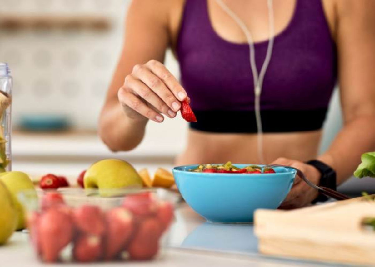 Deportista preparando comida