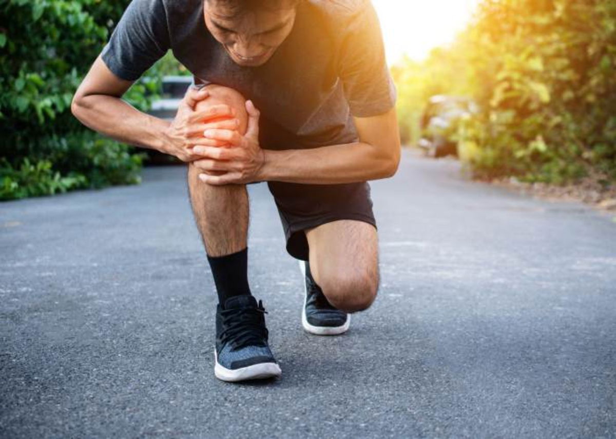 Hombre con molestia rodilla