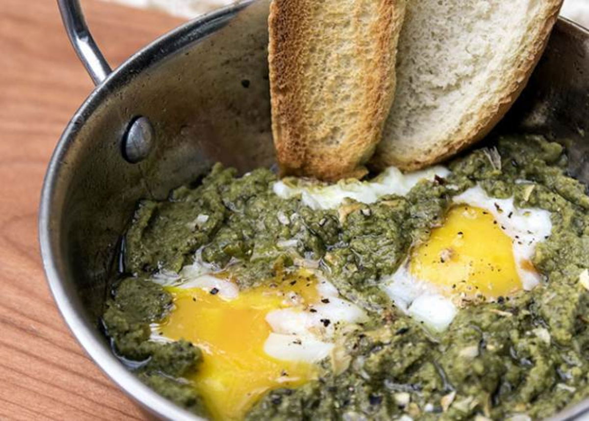 Huevos con pesto sartén