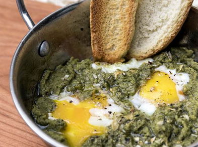 Huevos con pesto de guisantes al sartén