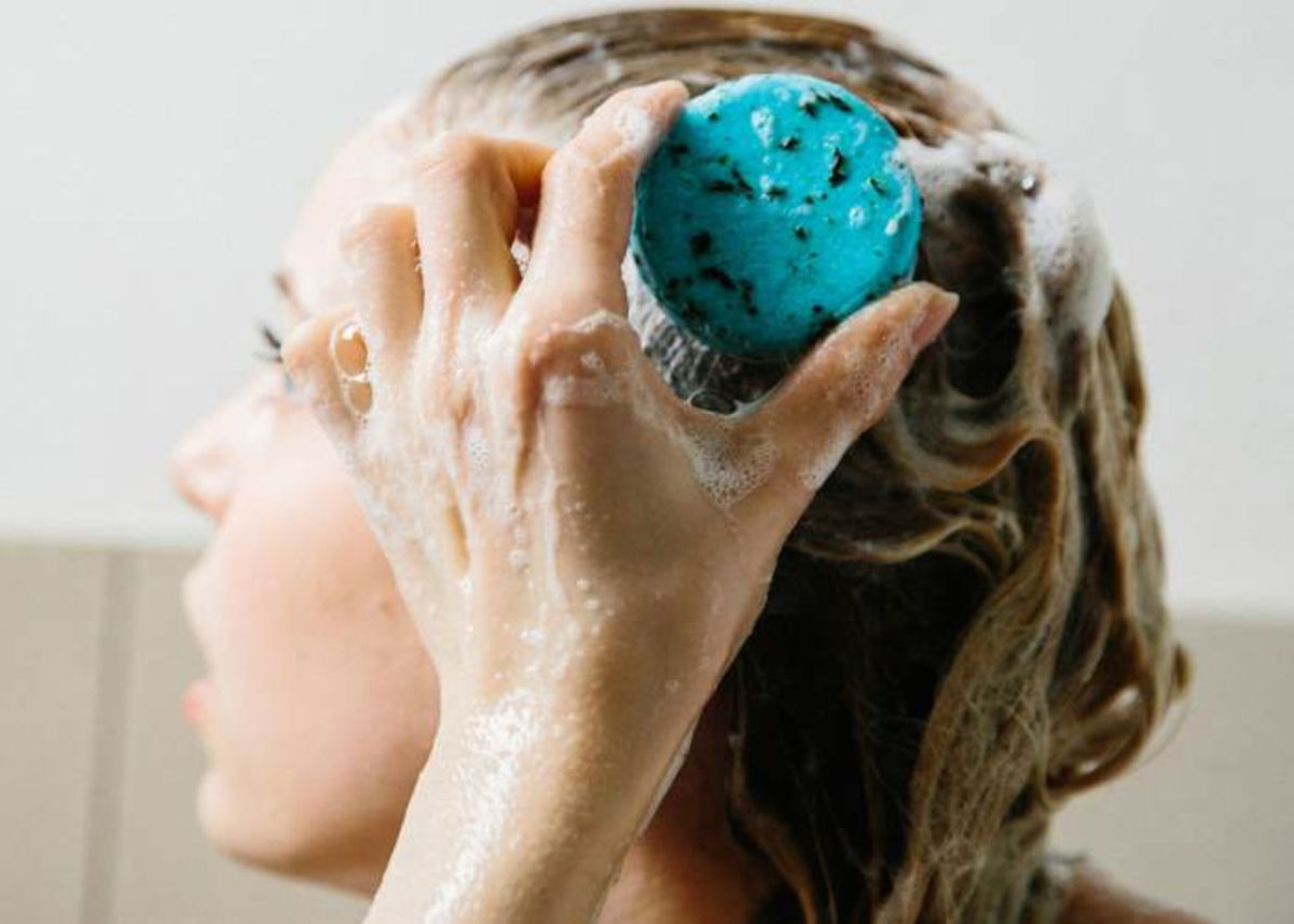 Mujer con champú sólido