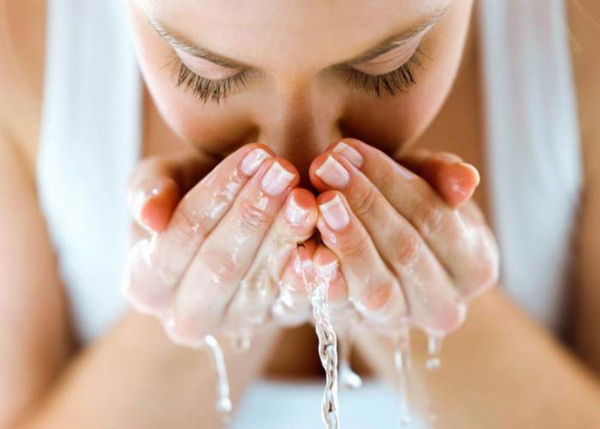 Mujer lavando rostro