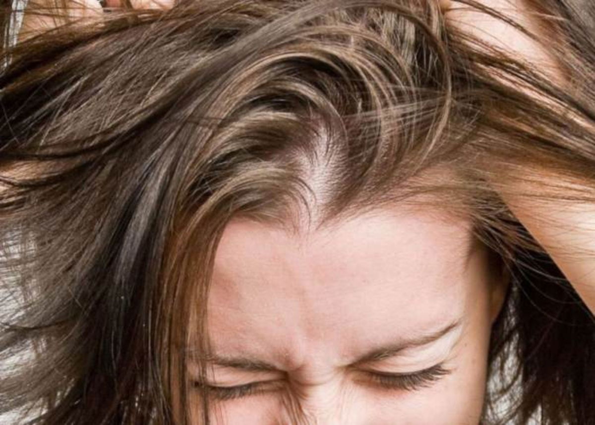 Mujer tomando cabello sucio