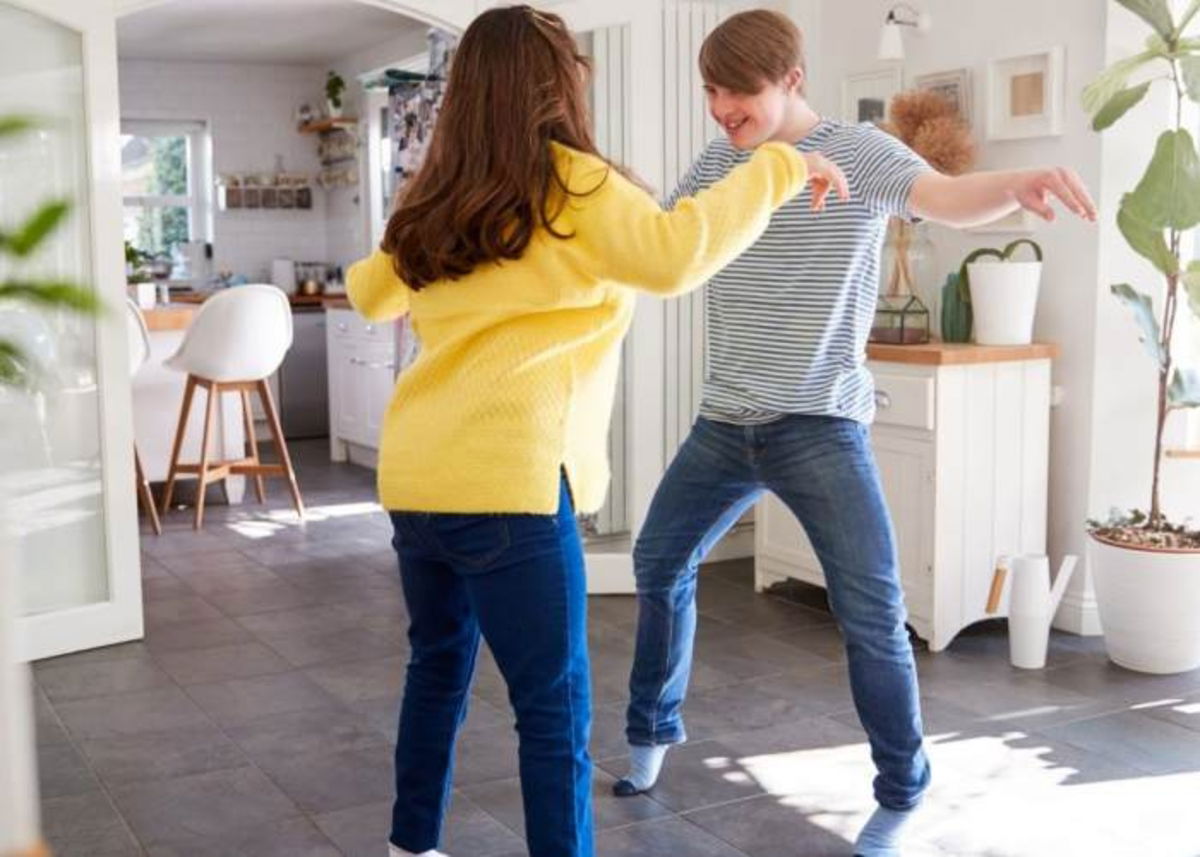 Niños jugando y ejercitándose