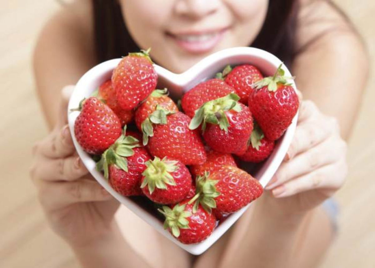 Persona con fresas