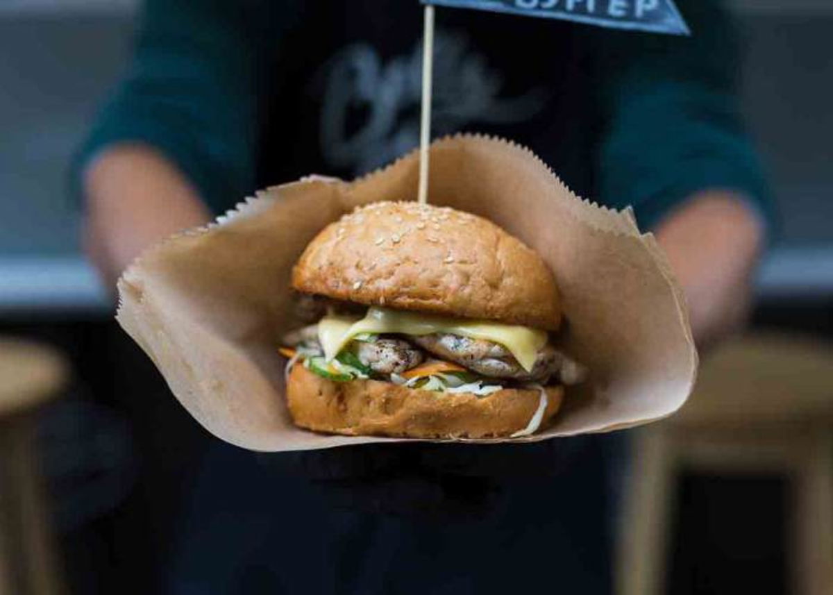 Persona-con-hamburguesa