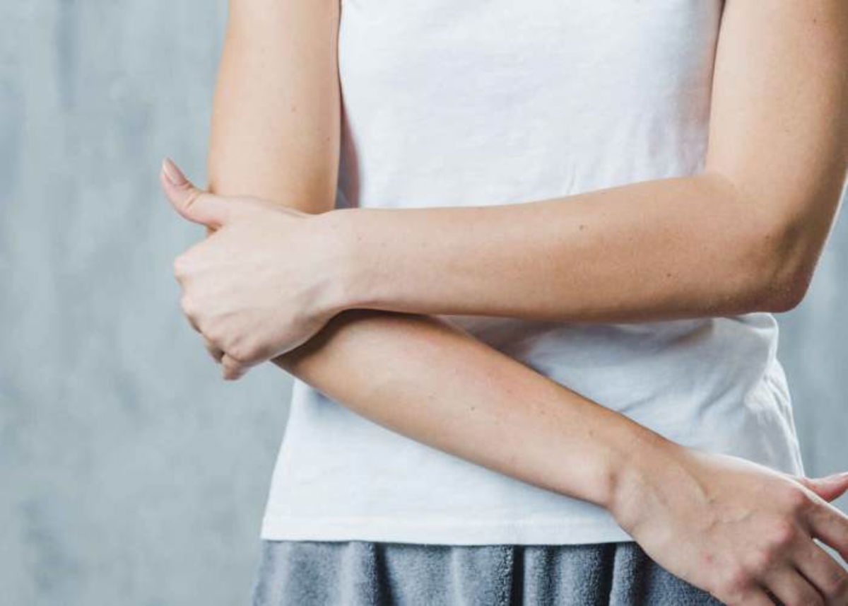 Persona tocando codos